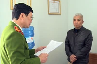 Cơ quan Cảnh sát điều tra, Công an tỉnh Thái Bình đọc Quyết định khởi tố vụ án hình sự, khởi tố bị can và Lệnh bắt bị can để tạm giam đối với Nguyễn Trung Hải, Giám đốc Chi Cục đăng kiểm 11. (Ảnh: Công an cung cấp)