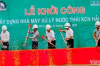 Các đại biểu thực hiện nghi thức động thổ dự án.