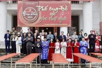 Các thành viên Câu lạc bộ Hán Nôm và Thư pháp trình diễn Thư pháp trên trường quyển.