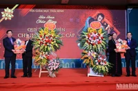 Các đồng chí lãnh đạo tỉnh Thái Bình tặng hoa, quà chúc mừng Giáng sinh các Giám mục tại Giáo phận Thái Bình.