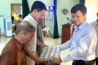 Ông Vũ Hải Quang, Phó Tổng Giám đốc VOV tặng quà các gia đình chính sách, thương bệnh binh của huyện Kiến Xương, tỉnh Thái Bình.