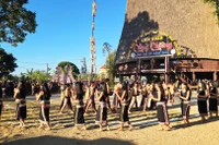 Biểu diễn chiêng, xoang khai mạc liên hoan.