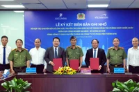Lãnh đạo các bên chụp ảnh lưu niệm tại lễ ký kết.