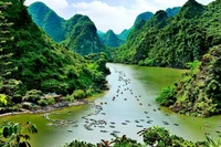 Quần thể danh thắng Tràng An thu hút khách du lịch bởi nhiều cảnh đẹp thiên nhiên hùng vĩ, linh thiêng và các kỷ lục thế giới.
