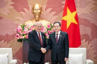 Chủ tịch Quốc hội Trần Thanh Mẫn và ông Takebe Tsutomu, Cố vấn đặc biệt Liên minh Nghị sĩ hữu nghị Nhật-Việt. (Ảnh: DUY LINH)