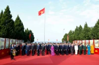 Đoàn đại biểu tỉnh Quảng Ninh báo công dâng Bác tại Di tích Quốc gia đặc biệt Khu lưu niệm Chủ tịch Hồ Chí Minh trên đảo Cô Tô.