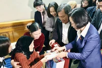 Phó Chủ tịch Quốc hội Nguyễn Thị Thanh thăm, tặng cho Mẹ Việt Nam Anh hùng Nguyễn Thị Huệ (102 tuổi) ở khu Vĩnh Tuy 2, phường Mạo Khê, thành phố Đông Triều.
