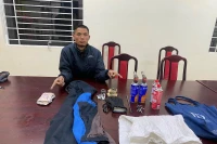 Đối tượng Sính cùng tang vật tại cơ quan Công an.
