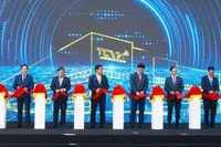 Các đại biểu cắt băng khánh thành Dự án Nhà máy sản xuất ô-tô Thành Công Việt Hưng.