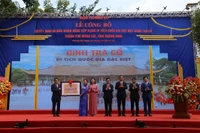 Lãnh đạo Bộ Văn hóa Thể thao và Du lịch trao Bằng xếp hạng Di tích Quốc gia đặc biệt đình Trà Cổ cho thành phố Móng Cái.