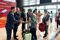 Các du khách được lì xì ngay khi "xông đất" Cảng hàng không Vân Đồn, Quảng Ninh.