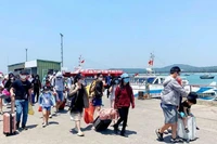 Du khách ra đảo Cô Tô tham quan, trải nghiệm ngày càng tăng mạnh.