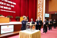 Các đại biểu bỏ phiếu bầu chức vụ Phó Chủ tịch Ủy ban nhân dân tỉnh Quảng Ninh Nhiệm kỳ 2021-2026.