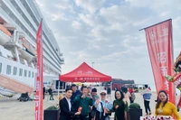 Lãnh đạo Sở du lịch Quảng Ninh và cảng tàu khách quốc tế Hạ Long chào mừng các du khách đến Hạ Long bằng đường biển trong ngày đầu của năm mới 2024.