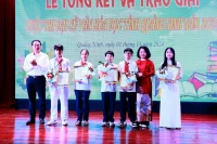 Ban tổ chức khen thưởng cho các cá nhân đạt giải cuộc thi Đại sứ Văn hóa đọc tỉnh Quảng Ninh.