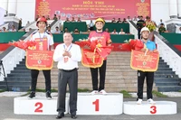 Đại diện các Tổ liên gia an toàn phòng cháy, chữa cháy các huyện Cầu Ngang, Châu Thành, Tiểu Cần nhận giải.