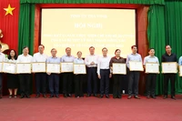 Đại diện các tập thể có thành tích xuất sắc trong công tác bảo hiểm y tế nhận Bằng khen của Ủy ban nhân dân tỉnh Trà Vinh