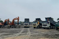 Nỗ lực thực hiện dự án lập thành tích chào mừng kỷ niệm 70 năm Chiến thắng Điện Biên Phủ vào 7/5/2024, những ngày này nhà đầu tư đang tập trung tối đa máy móc, nhân lực thi công liên tục ngày đêm.