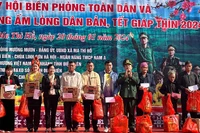 Lãnh đạo Bộ Chỉ huy Bộ đội Biên phòng tỉnh trao quà tặng nhân dân các xã biên giới Việt Nam-Lào thuộc địa phận huyện Mường Chà, tỉnh Điện Biên.