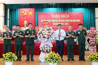 Đồng chí Lê Thành Đô, Chủ tịch Ủy ban nhân dân tỉnh Điện Biên tặng hoa chúc mừng Đại hội Thi đua quyết thắng của Bộ đội Biên phòng Điện Biên.