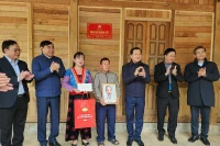 Phó Thủ tướng Chính phủ Lê Minh Khái cùng các đồng chí lãnh đạo tỉnh Điện Biên trao quà, gắn biển nhà Đại đoàn kết cho hộ nghèo tại huyện Nậm Pồ, tỉnh Điện Biên.