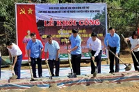 Các đồng chí lãnh đạo tỉnh Điện Biên và lãnh đạo huyện Điện Biên Đông động thổ, khởi công làm nhà Đại đoàn kết cho người nghèo xã Keo Lôm, huyện Điện Biên Đông.