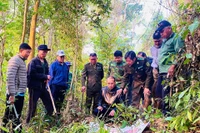 Lực lượng chức năng tỉnh Điện Biên cùng chính quyền địa phương thông tin đến người dân ranh giới rừng thuộc diện bảo vệ hưởng tiền dịch vụ môi trường rừng.