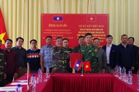 Đoàn trưởng hai đoàn công tác trao biên bản ghi nhớ ký kết hội đàm.