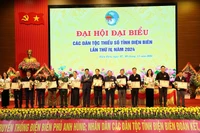 Đồng chí Lê Thành Đô, Chủ tịch Ủy ban nhân dân tỉnh Điện Biên trao Bằng khen của Ủy ban nhân dân tỉnh tặng các tập thể, cá nhân có thành tích trong thực hiện công tác dân tộc, vùng đồng bào dân tộc thiểu số tại Điện Biên.