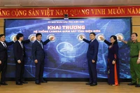 Các đồng chí lãnh đạo Tỉnh ủy, Hội đồng nhân dân, Ủy ban nhân dân tỉnh Điện Biên cùng lãnh đạo Sở Thông tin và Truyền thông Điện Biên ấn nút đưa vào sử dụng hệ thống camera giám sát. 
