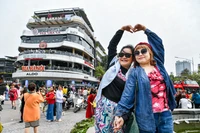 [Ảnh] Hàng nghìn người ghé thăm tòa nhà "Hàm cá mập" chụp ảnh trước khi bị tháo dỡ