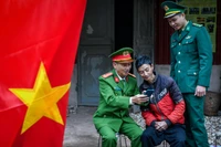 [Ảnh] Một ngày của công an xã nơi cực tây Tổ quốc