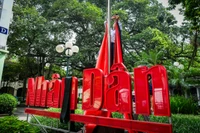[Ảnh] Hà Nội: Nhiều nơi treo cờ rủ tưởng nhớ Tổng Bí thư Nguyễn Phú Trọng 