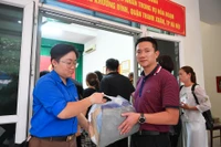 [Ảnh] Những "tấm lòng vàng" ủng hộ các nạn nhân vụ cháy chung cư mini Khương Hạ