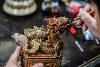 [Ảnh] Độc đáo ấn Rồng dát vàng Bát Tràng bằng gốm sứ