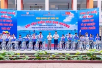 Ban Tổ chức đã trao tặng 15 xe đạp cho các em học sinh có hoàn cảnh khó khăn, vươn lên học giỏi tại thành phố Vũng Tàu.