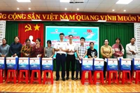 Đại tá Cao Xuân Quận Phó Chính ủy Bộ Tư lệnh Vùng Cảnh sát biển 3 và lãnh đạo Ban Dân vận Thành ủy Vũng Tàu trao quà cho các gia đình chính sách, ngư dân có hoàn cảnh khó khăn.
