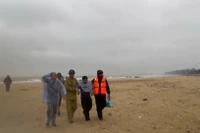 Thuyền viên đầu trên trên tàu bị nạn đã được cứu vào bờ an toàn. Ảnh: Hương Giang