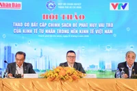 Các đại biểu điều hành phiên tọa đàm trong khuôn khổ Hội thảo "Tháo gỡ bất cập chính sách để phát huy vai trò của kinh tế tư nhân trong nền kinh tế Việt Nam". Ảnh: THẾ DƯƠNG