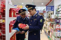 Lực lượng quản lý thị trường tỉnh Lạng Sơn kiểm tra hàng hóa tại một siêu thị trên địa bàn. (Ảnh Khánh An)