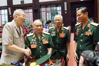 Trung tướng Đồng Sỹ Nguyên và lãnh đạo Hội Truyền thống Trường Sơn-Đường Hồ Chí Minh Việt Nam, tại Đại hội nhiệm kỳ II, ngày 18/5/2016. (Ảnh tư liệu)