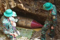 Đưa bom vào vị trí hủy nổ.