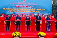 Lãnh đạo tỉnh Yên Bái cắt băng khai mạc Hội báo Xuân 2024. (Ảnh: THANH SƠN)