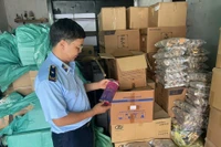 Kiểm tra việc kinh doanh thực phẩm chức năng tại thị trấn Thác Bà, tỉnh Yên Bái. (Ảnh: THANH SƠN)