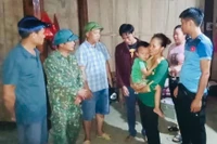 Lãnh đạo xã Phong Dụ Hạ đến động viên gia đình nạn nhân bị nước lũ cuốn trôi.