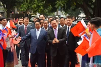 Sinh viên Trường Đại học Ngoại thương chào đón Thủ tướng Chính phủ Phạm Minh Chính và Thủ tướng Campuchia Samdech Moha Bovor Thipadei Hun Manet đến thăm.