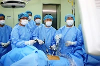 Kíp phẫu thuật Bệnh viện Trung ương Huế thực hiện phẫu thuật cắt trực tràng cho bệnh nhân ung thư. (Ảnh: BVH)