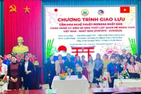Đông đảo các đại biểu cùng học sinh, sinh viên tham dự chương trình giao lưu cắm hoa nghệ thuật Ikebana.