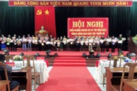 Tặng giấy khen cho 30 Người có uy tín.