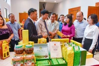 Các đại biểu tham quan gian hàng giới thiệu sản phẩm tiêu biểu của tỉnh Quảng Ninh năm 2023.